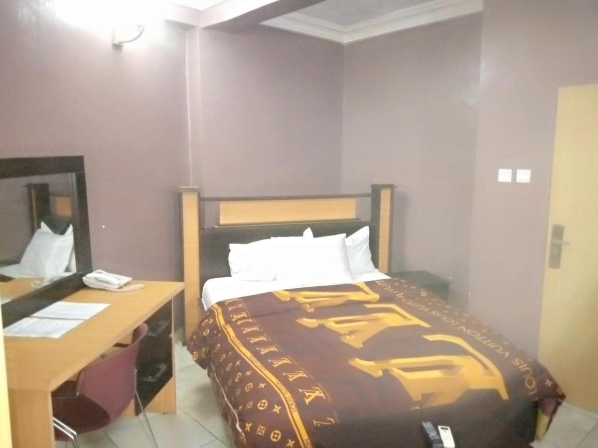 Royalview Hotel And Suites Lagos Bagian luar foto