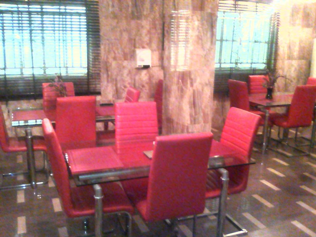 Royalview Hotel And Suites Lagos Bagian luar foto