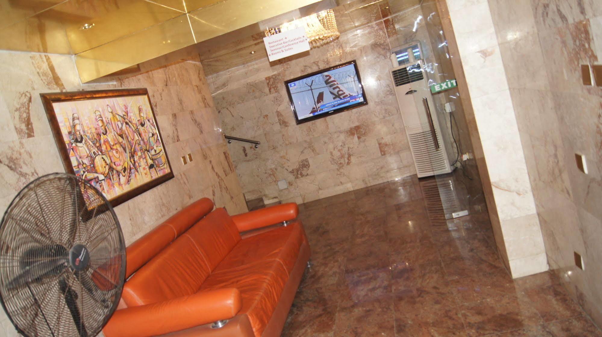 Royalview Hotel And Suites Lagos Bagian luar foto