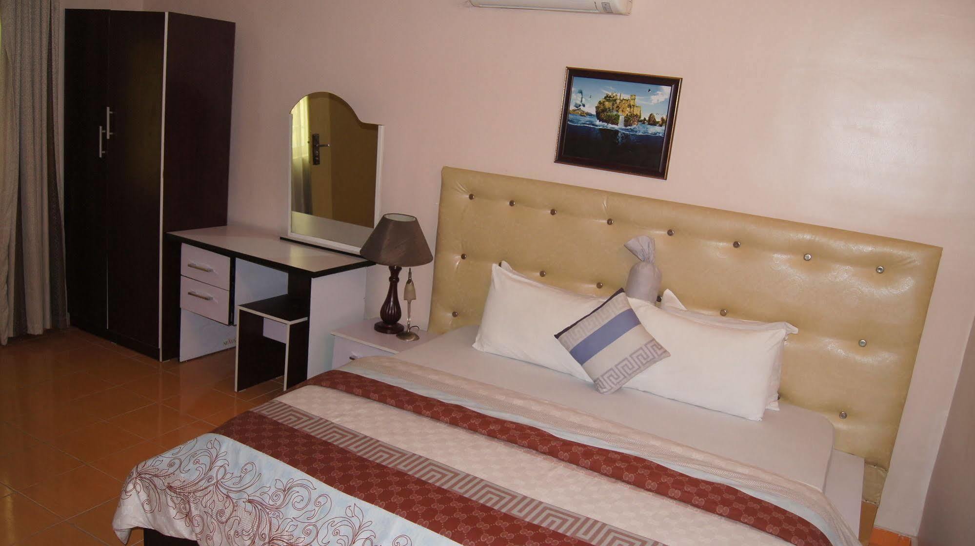 Royalview Hotel And Suites Lagos Bagian luar foto