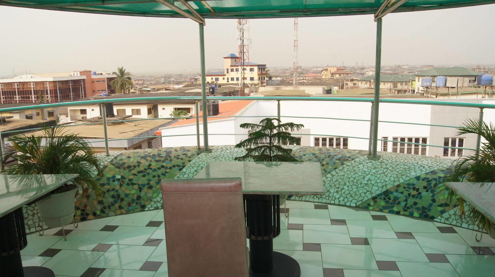 Royalview Hotel And Suites Lagos Bagian luar foto