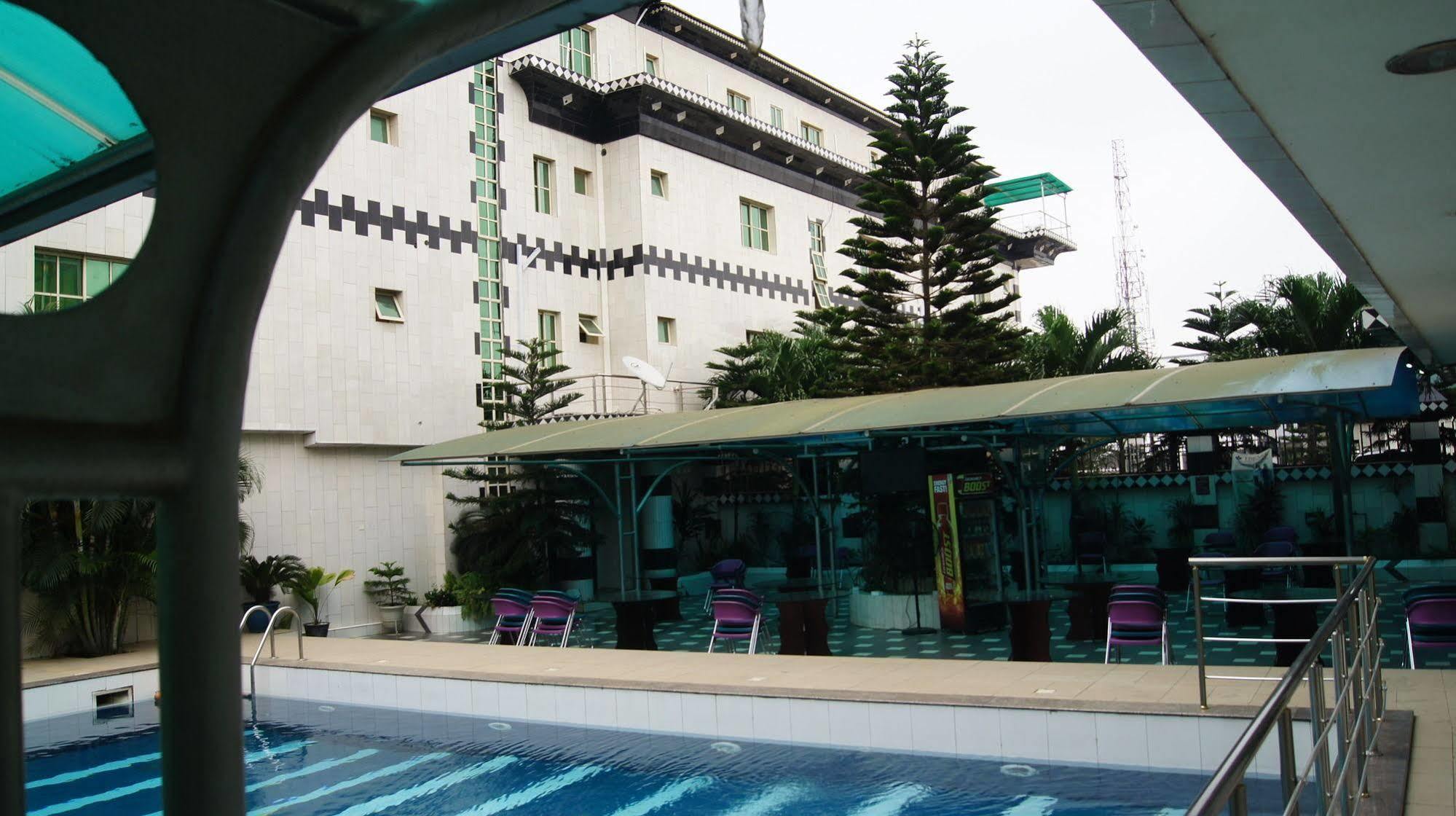 Royalview Hotel And Suites Lagos Bagian luar foto
